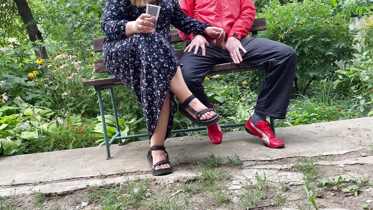 成熟繼母在公園戶外擠我的雞巴
