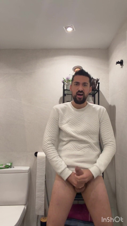 ホットなパパが公衆トイレでオナニーしている | クリップ 1