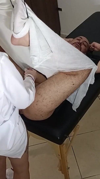 Must-share στιγμή από το "Proctologist κάνει ό, τι θέλει με τον κώλο του ασθενούς της."