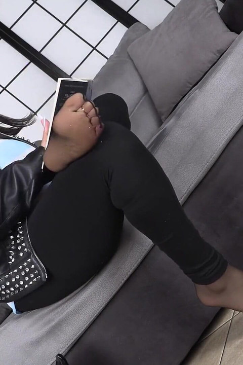 Baddie Rockstar Flaunts Her Smelly Feet After Wearing Leather Boots