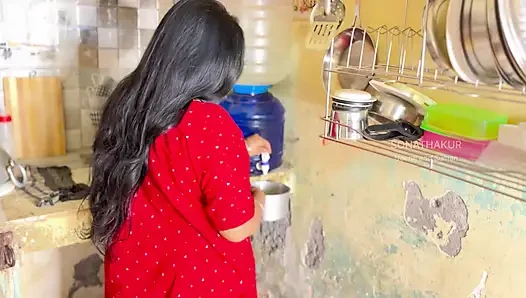 Schöne mami verführt mich beim kochen in der küche - heißer sex