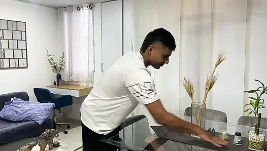 Ich lade meine latina mit dickem arsch ein, nachtisch zu essen und sie isst meinen riesigen und köstlichen schwanz