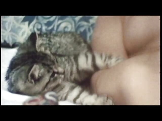 John Holmes'un yarağının çözmek için iki serbest kalmış fahişesi var