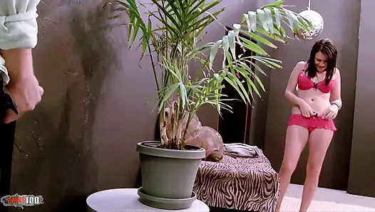 Die hübsche brünette ashli ames wird von älterem perversen gefickt