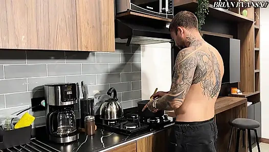 Моя сводная сестра не может готовить, и я кормлю ее своим хуем - Naty Delgado и Brian Evansx