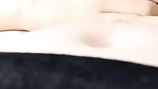 Schöne vollbusige asiatische frau in einer romantischen sexuellen begegnung