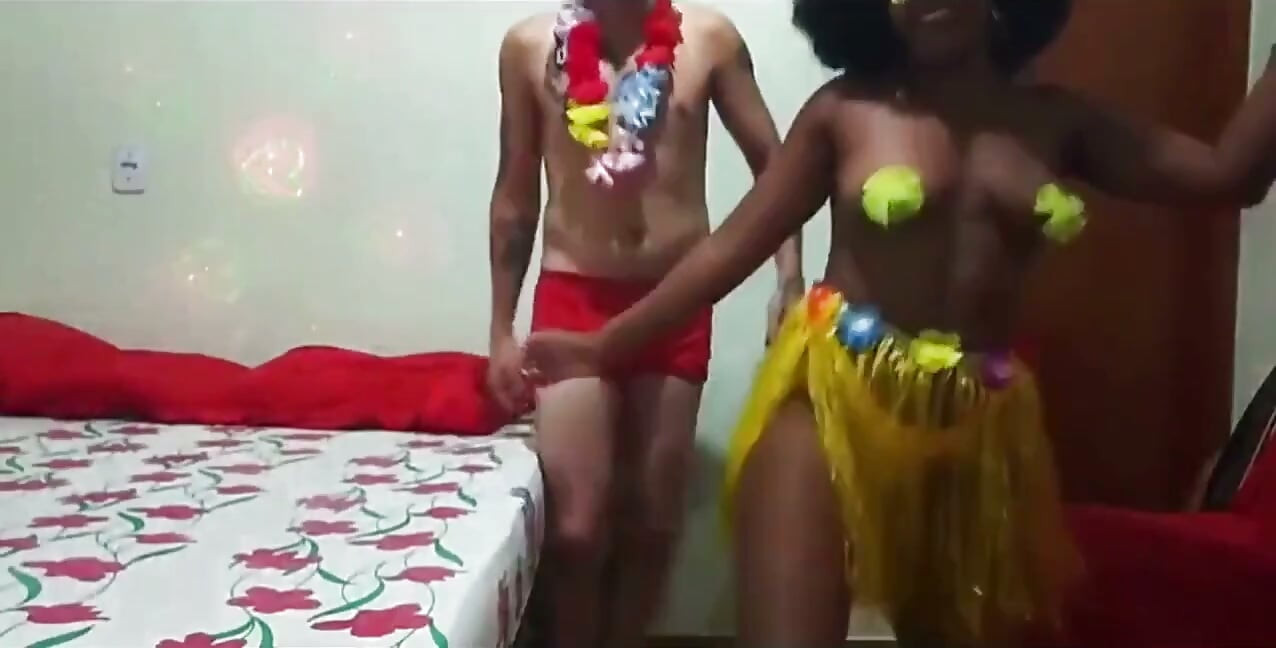 Mi vecina traviesa me dio una gran mamada en la fiesta de carnaval