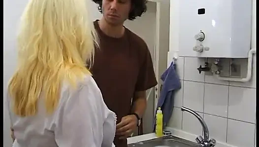 Cewek hamil membungkuk di atas meja saat dia disetubuhi hingga mani muncrat