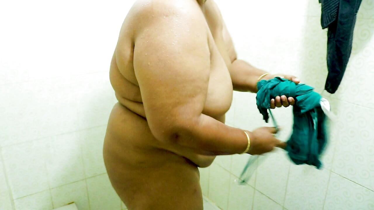 aunty bathing saban dea gosol desi bathroom