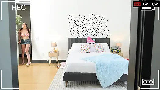 Rissa May gi üvey erkek kardeşini amcığıyla evde ağırlıyor