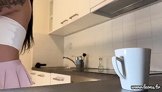 Cewek rambut cokelat dengan rok pink dan kaus kaki paling pendek yang suka pakai bra