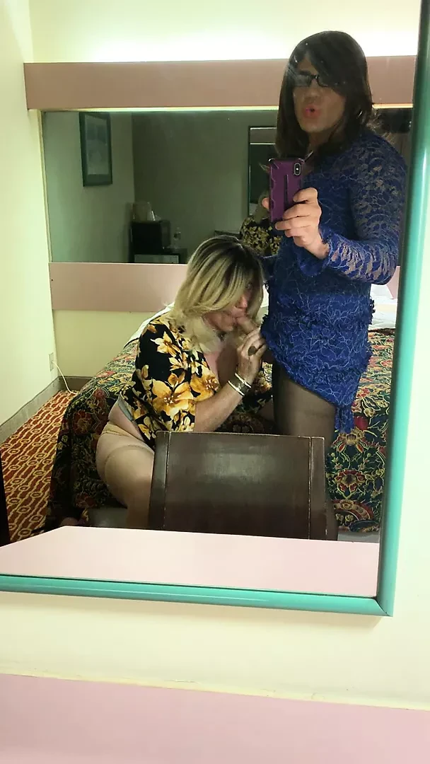 Raquel blows Rissa.