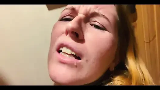 Встретил на улице и трахнул блондинку с большой задницей дома