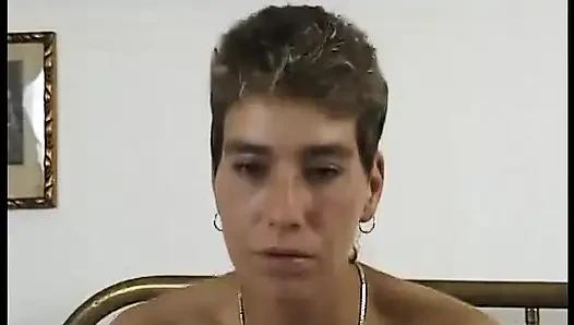 Милфа с маленькими сиськами скачет на хуе
