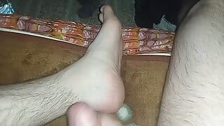 Brudne stopy pokryte spermą