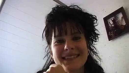 Возбужденная девушка ложится в постели, трахает себя пальцами и поглаживает клитор