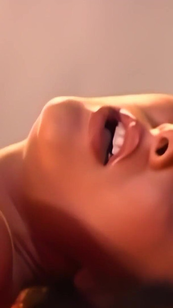 Momento épico de "Uma morena se envolve em atividade sexual com um cara que estimula sua área genital com um grande falo."