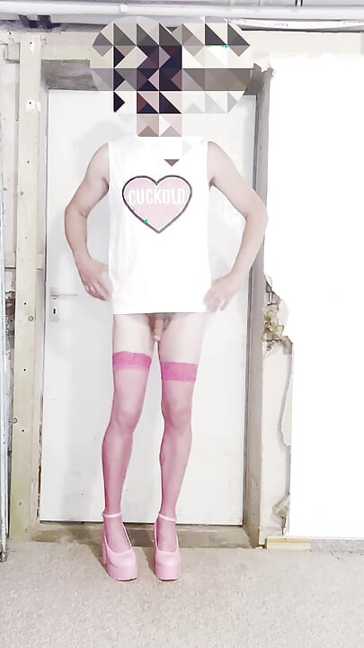 Travestito cornuto in calze rosa