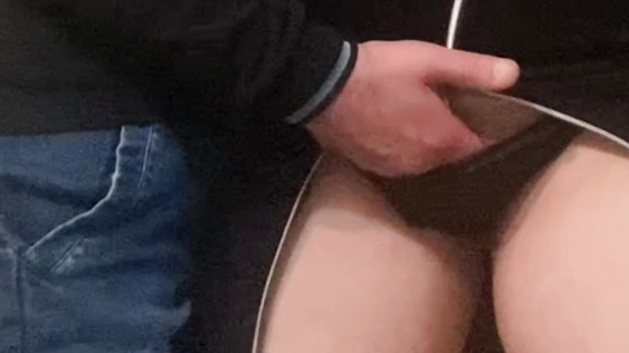 A fost un străin aleatoriu în metrou cu degetul pizda mea