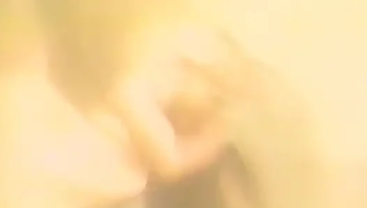 Si cewek sange rambut cokelat lagi asik nyepong kontol dengan ganas