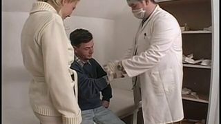 Мужчины, одетые как доктора, надевают огромный дилдо на мужчину-пациента