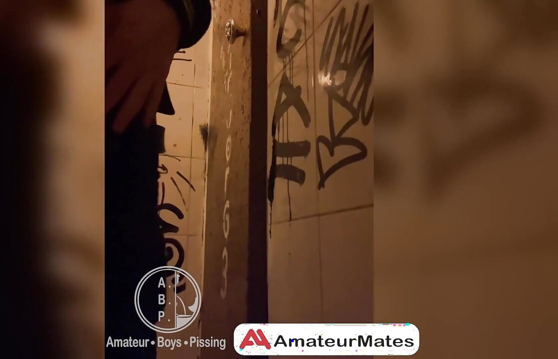 נצפה בזמן שהשתין בשירותים של בר. . .