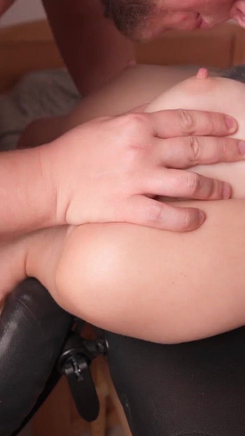 Nestašna plavuša se raširi natrag na stol, guta taj čudovišni kurac i pohlepno guta svaki gusti, prljavi mlaz! | Isječak 2