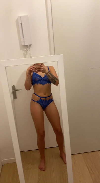Pakaian dalam biru seksi