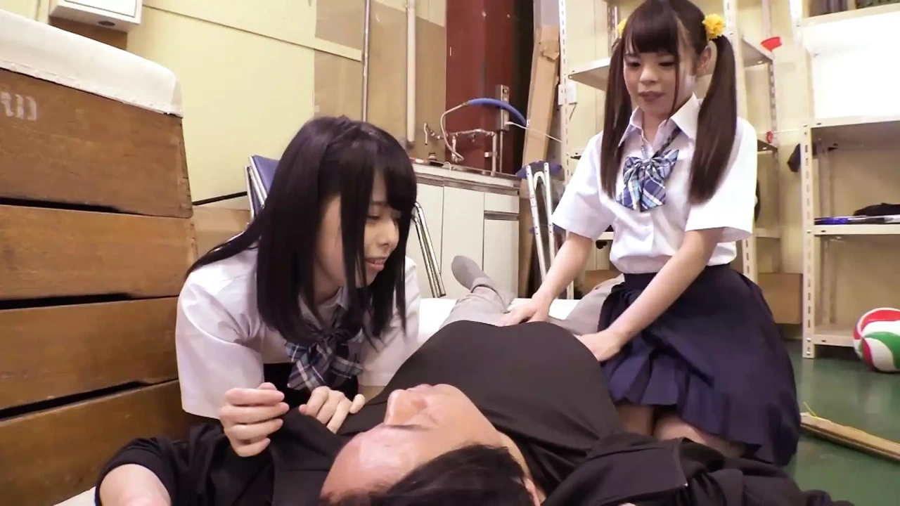 放学后，在充满汗味的健身房里直播性爱！3