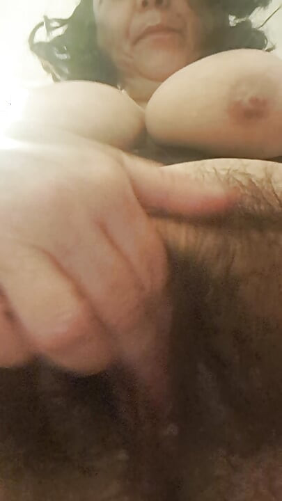 熟女热辣地吮吸她的手指从阴道湿润