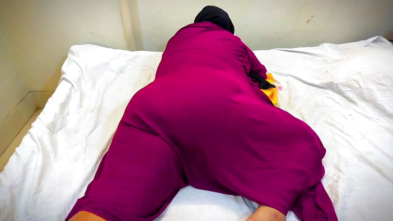 黎巴嫩性感女僕休息 我的床，我看到她的大屁股和浮腫的屁股，開始自慰