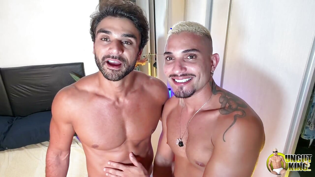 Gespierde grote onbesneden pik neukt zonder condoom gespierde Papi latino