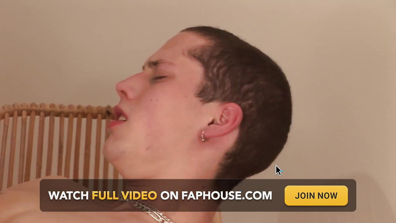 Exclusive video Bareback: Hot Bruno sucks his boyfriends cock in the bathtub