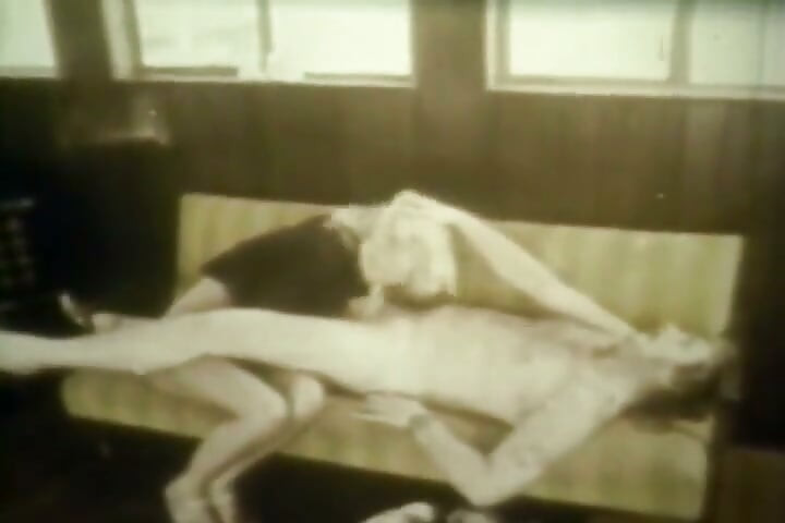 Nostaljik döl sürtükleri retro oturma odasında grup seks partisi