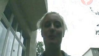Превосходная крошка-блондинка из Германии скачет на ее стеклянном дилдо