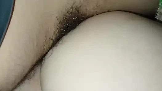 Olgun annenin kuyruğunu arkadan izliyor