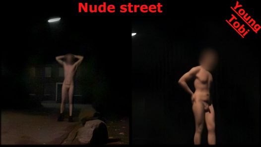 Nue dans la rue dans un village la nuit. Tobi jeune exhibitionniste nue00815