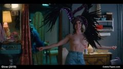 La actriz Alison Brie desnuda en topless y escenas de películas en bikini