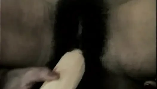 Cewek sange ini lagi asik ngentot memek berbulunya pakai pisang berdenyut