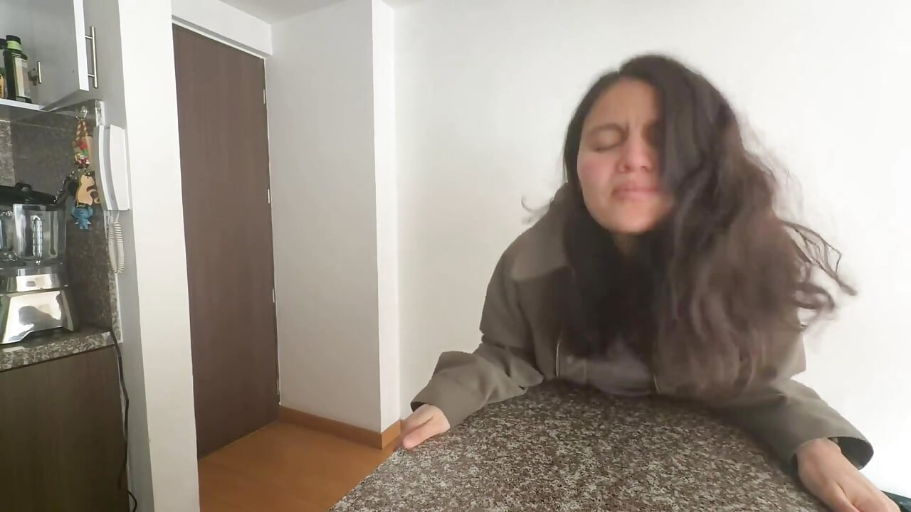 Uma lésbica me domina antes de ir trabalhar