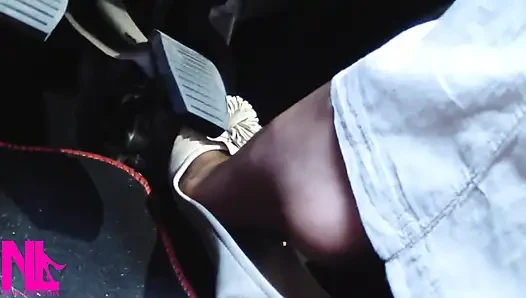 Yumuşak yıpranmış düzlükler ve naylon çoraplarla otoyolda pedal pompalama ve sürüş