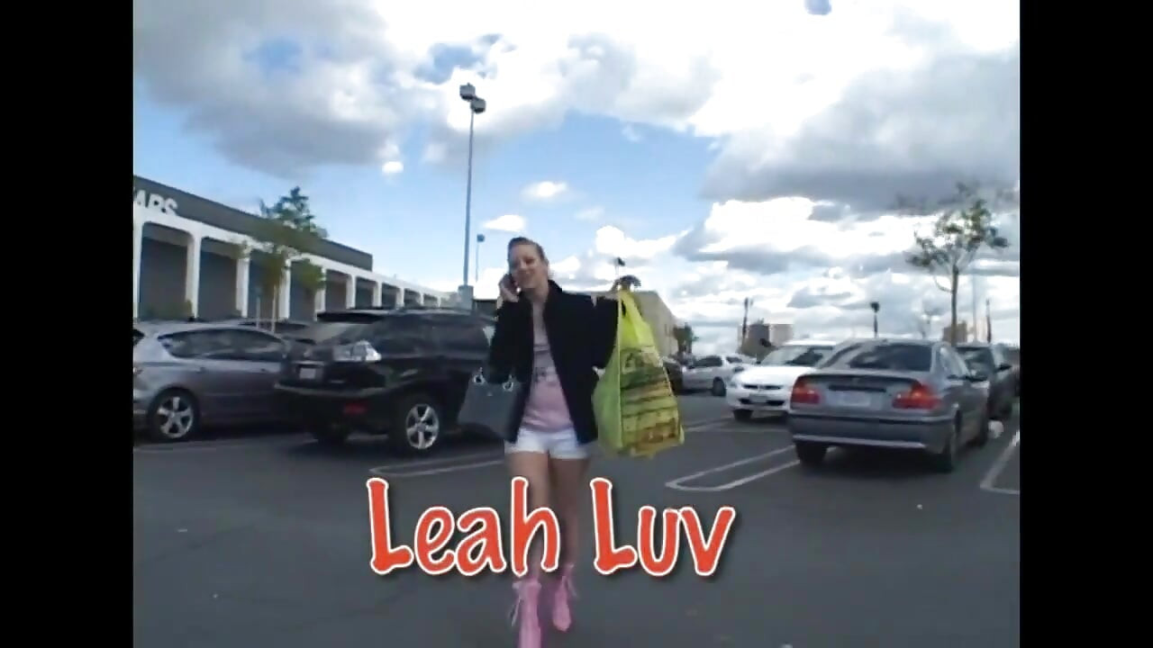 Küçük memeli ve büyük meme uçlu genç sarışın götten sikiliyor ve ağzına boşalıyor