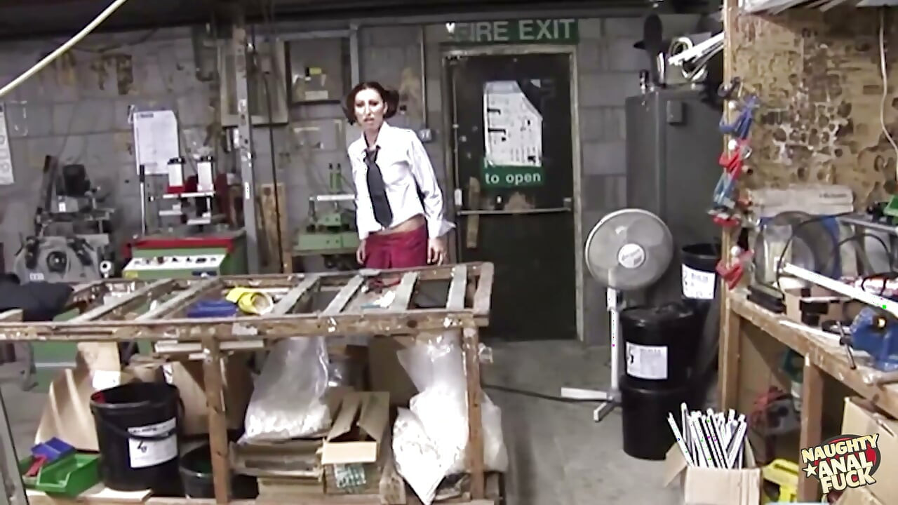 可愛的恐怖片女星穿著刺穿絲襪，獻上驚人的傳教士位與女上位肛交演出。