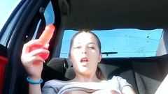 Masturbare cu vibrator în mașină