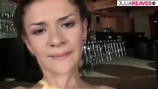 Sarkık memeler her sikiş darbesiyle sarkıyor