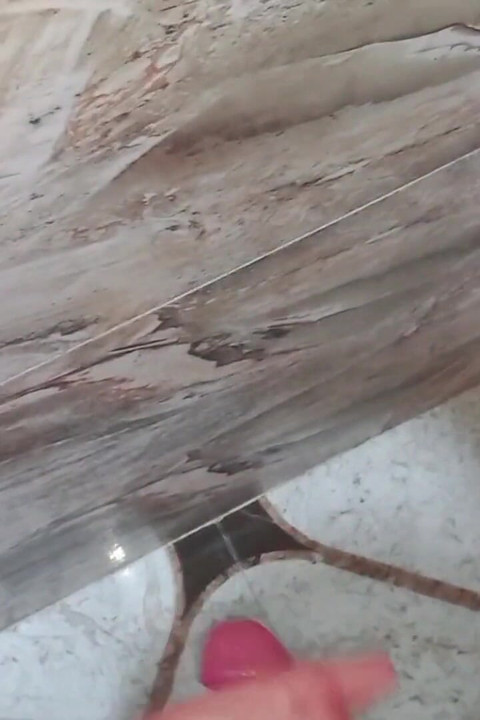 Di kamar mandi, aku lagi asik masturbasi memeknya pakai saraf sampai mengerang keenakan!