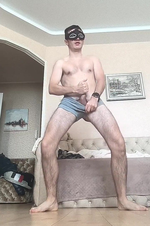 Genç oğlan çıplak egzersizler yapıyor ve çömelme yapıyor