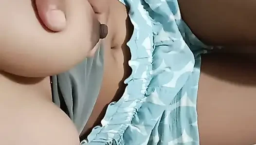 Hintli kız ilk kez sıkı amcığını gösteriyor
