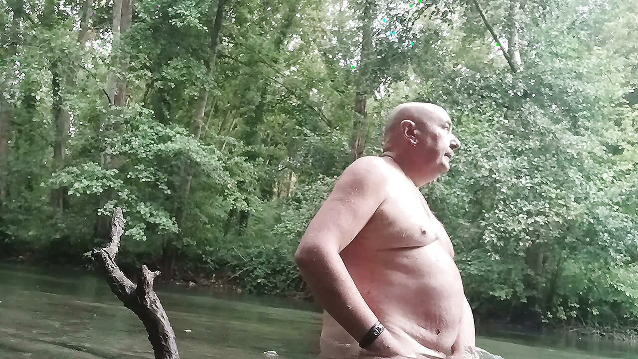 Pascal, den gode store grisen utstilt fra Frankrike, tar foten sin og drikker pisset sitt før han spruter i elven under en deilig sommerregn