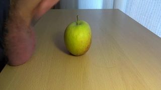 Sperma auf Essen - Apfel